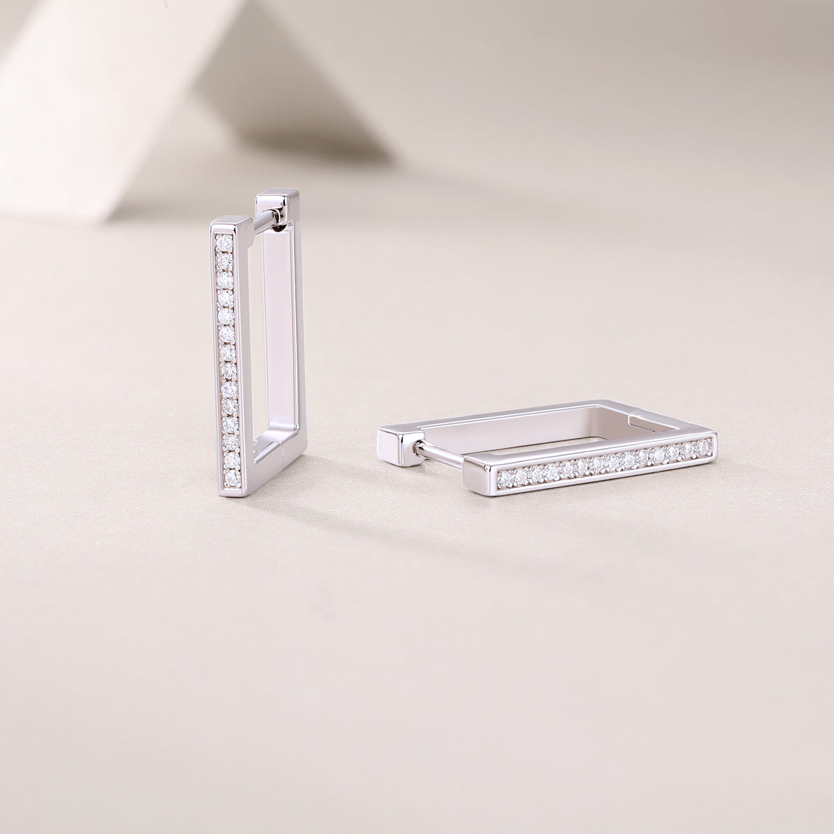 Brave – Moissanite Stud Earrings (S925 Silver, Platinum Plated)